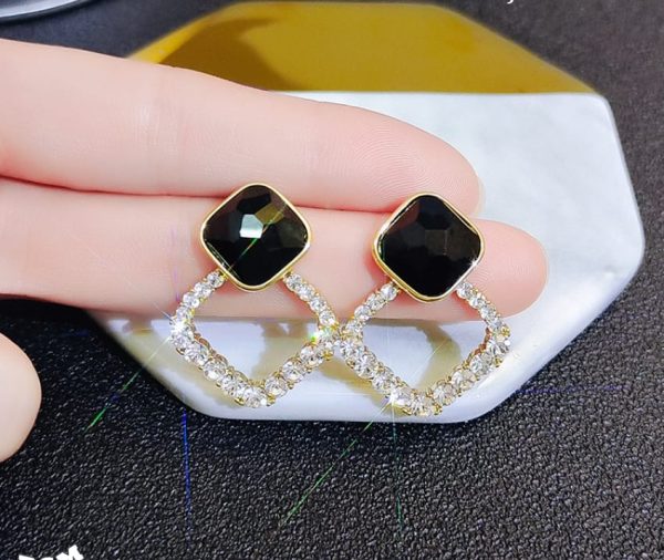 Zircon Korean Black Shiny EaringMaterial